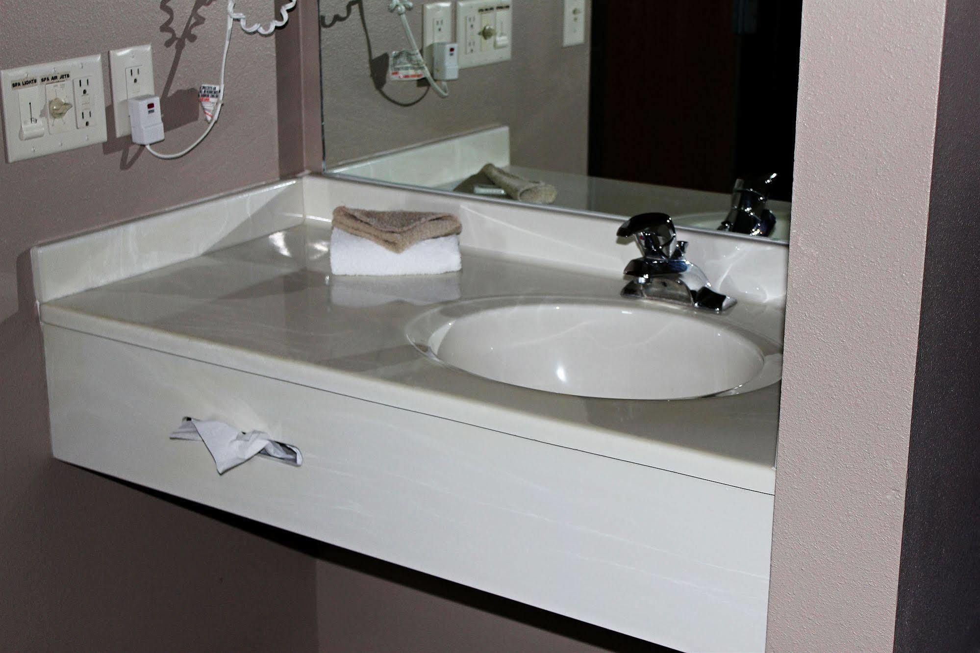 Capri Inn & Suites - Beatrice Ngoại thất bức ảnh